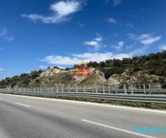 ???????? SHITET TOKË – TRUALL NË HYRJE TË VLORËS.