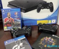 PS4 Slim I ri ne kuti me leva origjinale dhe lojra