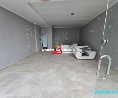 Shitet dyqan prane restorant Deliu ne rrugen e Teleferikut (