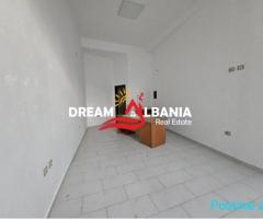 Ambient biznesi per shitje prane rruges Mine Peza