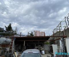 Shitet Prona pran stacionit te trenit 150m2 per me shume inf