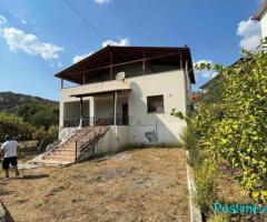 Shitet shtëpi 250 m2 me truall 2000 m2 – Mundësi ideale inve