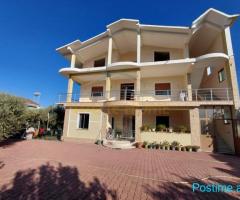 Shtëpi Private 3 katëshe + 2 Dyqane + Tokë, Kamëz.
