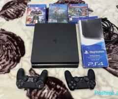 PS4 Slim 1 terabyte me dy leva dhe super lojra