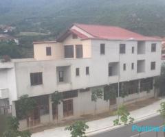 Shitet Banese 4 kateshe, 1200 m2 buze rruges unaze