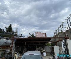 Shitet Prona pran stacionit te trenit 150m2 per me shume inf