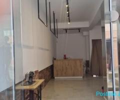 Godinë me Apartamente + 4 Dyqane – Mundësi Investimi Okazion