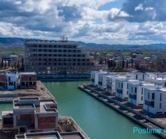 Shitet Vilë Individuale 2-kateshe te Turquoise Marina, Gjiri