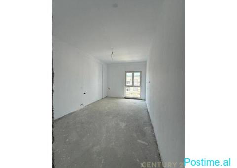 Apartament 1+1 Për Shitje në Komuna e Parisit, Tiranë - 4/5