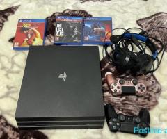 PS4 Pro me dy leva dhe super lojra