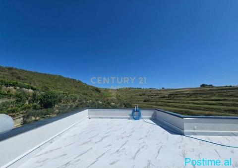 Shitet Shtëpi 3-Katëshe me Taracë Panoramike - 1/9