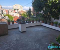 🏡 JEPET ME QERA – APARTAMENT 2+1 ME VERANDË TË MADHE
