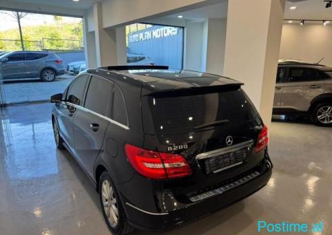 Mercedes-Benz B200 - 6/10