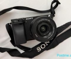 Sony Alpha A6400 + 16-50mm – Si i Ri, me Kuti & Aksesore