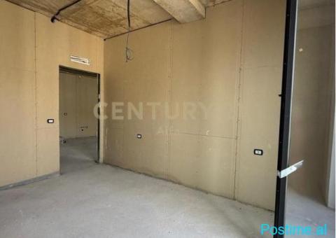 🏙️ **SHITET APARTAMENT 1+1 – GOLDEN GATE, PRANË MATERNITETI - 2/5