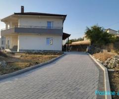 JEPET ME QIRA – APARTAMENT 2+1 NË SHKOZET!