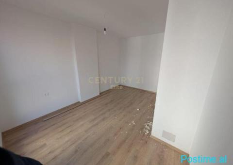 Shitet apartament 1+1 me post parkimi tek UNIVERS CITY. - 1/9