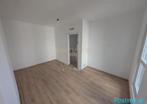 Shitet apartament 1+1 me post parkimi tek UNIVERS CITY. - 8/9