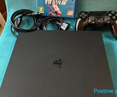 Ps4 Slim me nje Leve dhe nje Loje