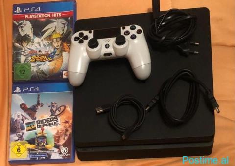 PlayStation 4 Slim 1TB – Me 1 Komandë Originale + 2 Lojëra
