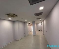 ZYRE ME QERA 220 M2 RRUGA E KAVAJES 4.400 EURO FH-72079