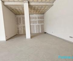 🏢 JEPET ME QIRA AMBIENT KOMERCIAL – LIQENI I THATË Met inv