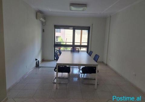 🏢 Jepet Ambient për Zyra me Qira – Pranë Presidencës - 4/5