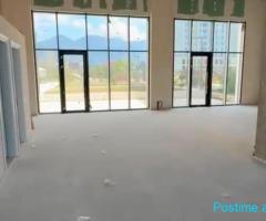 🏢 JEPET ME QERA AMBIENT BIZNESI PREMIUM – PRANË STACIONIT T