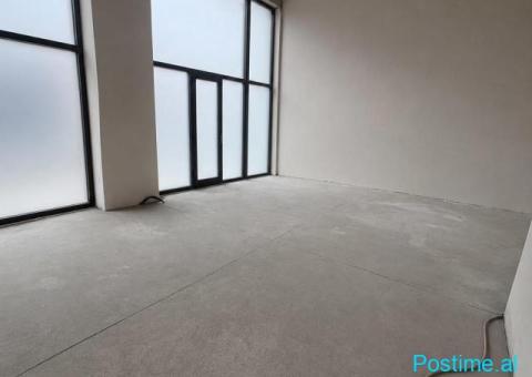 🏢 JEPET ME QERA AMBIENT BIZNESI – PRANË STACIONIT TË TRENIT