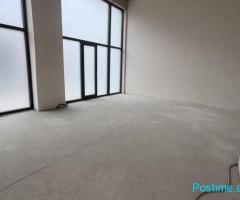 🏢 JEPET ME QERA AMBIENT BIZNESI – PRANË STACIONIT TË TRENIT