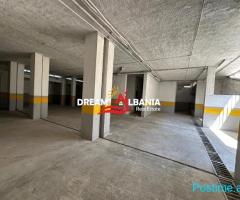 Shitet ambjent me garazhe tek Komuna e Parisit (ID 4181093)