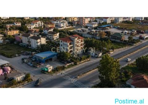 Shitet Ndërtesë 4 Kate me Oborr, Magazinë, Tokë 1308m² dhe D - 1/6