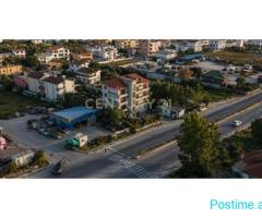 Shitet Ndërtesë 4 Kate me Oborr, Magazinë, Tokë 1308m² dhe D