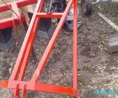 Hapse gropa pemëve me traktor