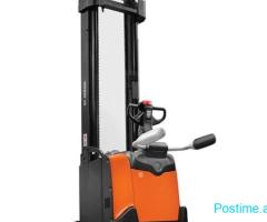 Transpaleta elektrike Toyota me platforme Stacker SPE160
