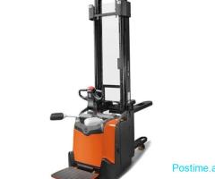 Transpaleta elektrike Toyota me platforme Stacker SPE120L