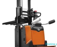 Transpaleta elektrike Toyota me platforme Stacker SPE200D