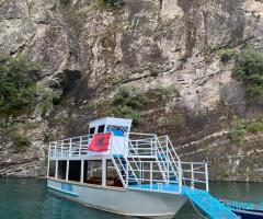 SHITET ANIJE TURISTIKE ME LETRAA PER 56 PERSONA
