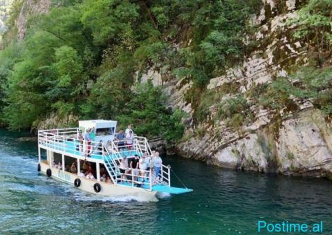 SHITET ANIJE TURISTIKE ME LETRAA PER 56 PERSONA - 9/10