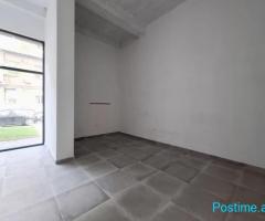 JEPET ME QERA AMBIENT KOMERCIAL NË RRUGËN E DURRËSIT