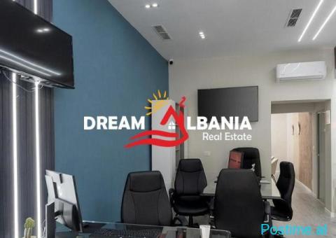 Jepet Me Qera Ambient Biznesi Buze Rruge te Komuna e Parisit - 1/3