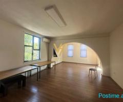 JEPET GODINE 230M2 ME QERA PAS FAKULTETIT EKONOMIK 2.700 EU