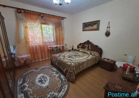 Ekskluzive Shtëpi private + truall + dy dyqane per shitje në - 9/10
