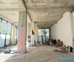 JEPET AMBIENT BIZNESI 264 M2 ME QERA TE RRUGA E KAVAJES 850.