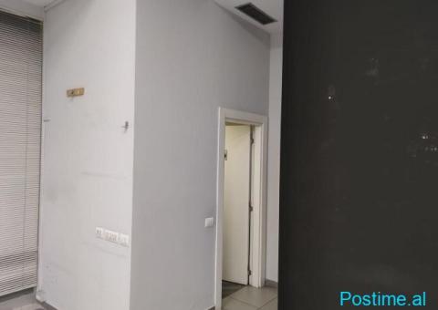 Jepet me qera Ambjent Komercial pranë Kristal Center - 7/10