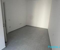 🏡 Apartament 2+1 në shitje – Rruga e Barrikadave, Pallatet