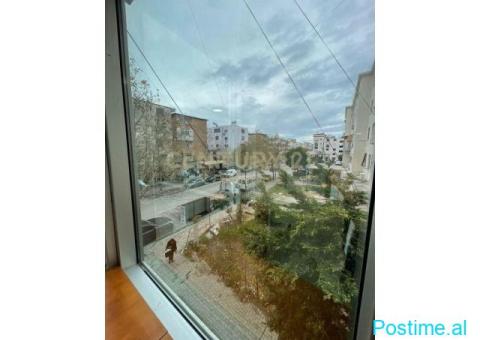 Jepet me qira ambient komercial në Lagjen Nr. 16, Durrës - 4/8