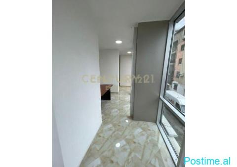 Jepet me qira ambient komercial në Lagjen Nr. 16, Durrës - 7/8