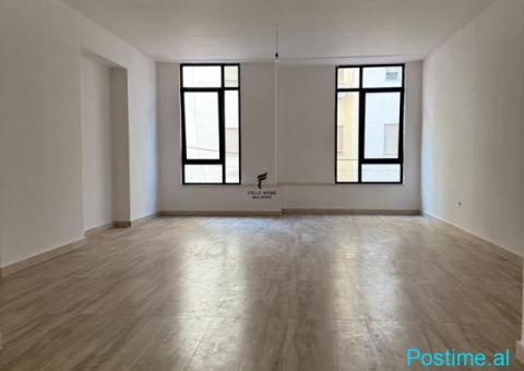 ZYRE ME QERA 72 M2 RRUGA E DURRESIT 1.300 EURO FH-93996 - 1/3