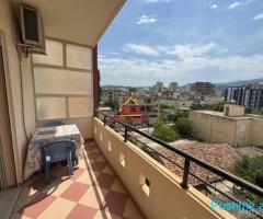 SHITET GARSONIERE E KONVERTUAR NË APARTAMENT 1+1 NË ÇOLE, VL